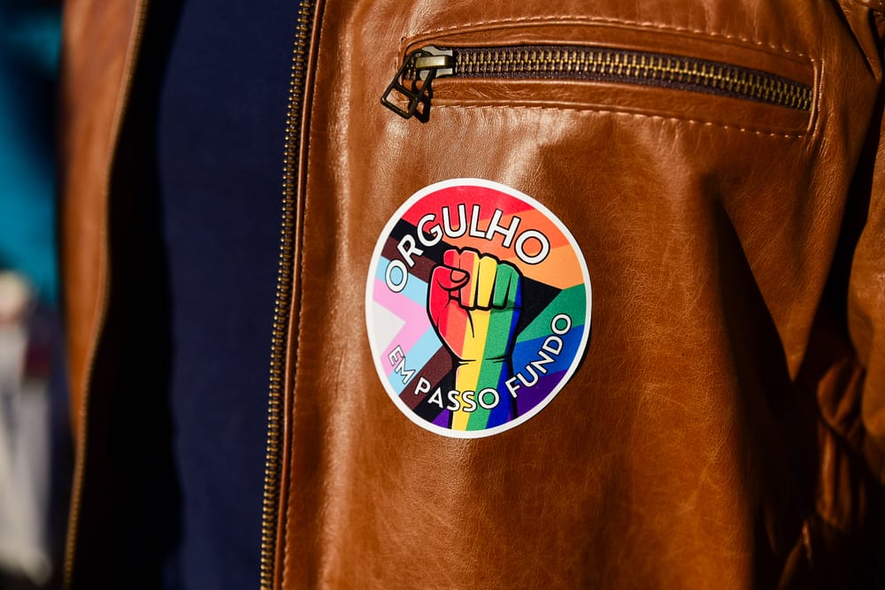 Adesivo "Orgulho em Passo Fundo" colado em uma jaqueta de couro
