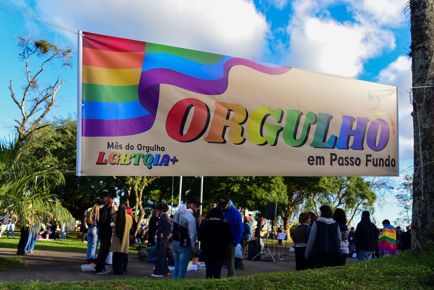 Faixa "Orgulho em Passo Fundo, Mês do Orgulho LGBTQIA+" estendida na Praça da Gare em junho de 2024